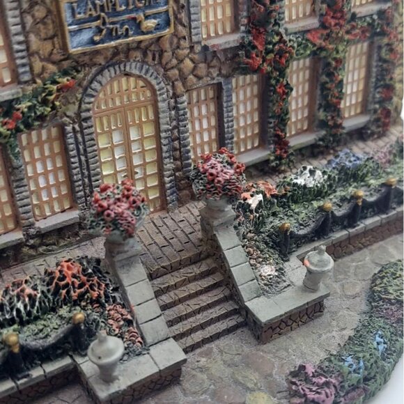 SOLD Thomas Kinkade Hawthorne Village Lamplight Inn Sculpture #79986 Christmas - Picture 6 of 10